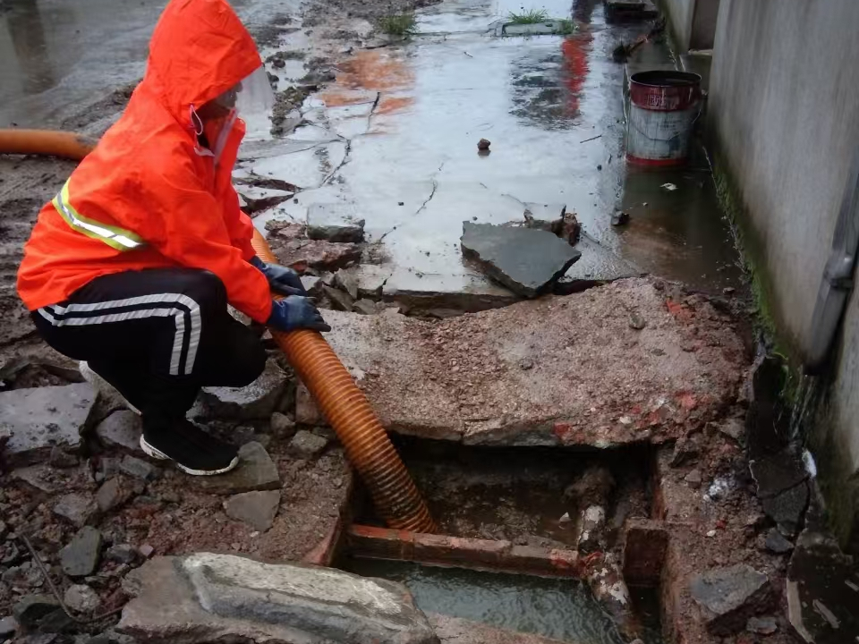 改则专业清理污水池 炜誉市政以规范流程守护城市 “肠道”